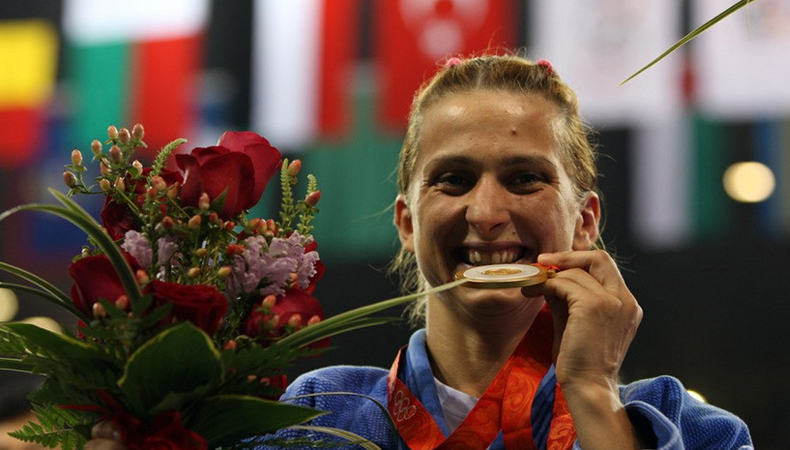 Alina Dumitru, pe podiumul Jocurilor Olimpice de la Beijing (2008), cu medalia de aur - © IJF Media Team, IJF